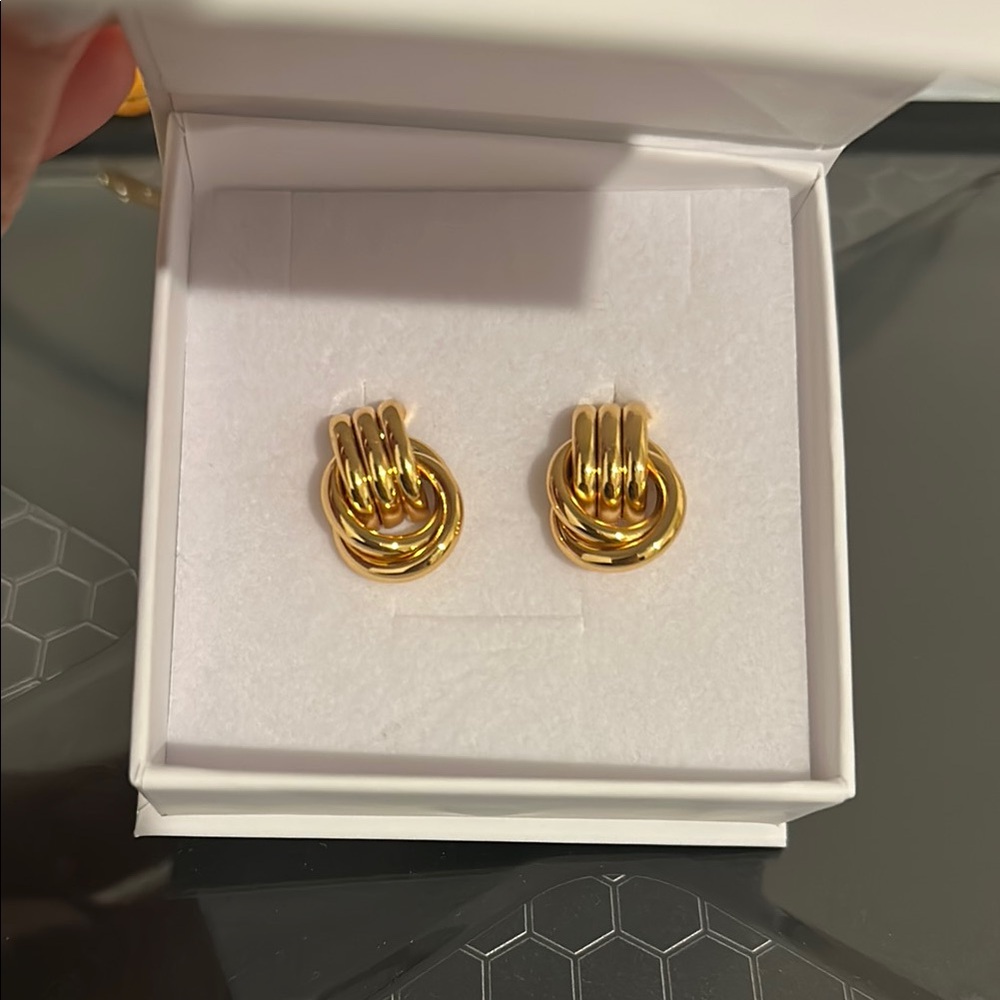 Heaven Mayhem baby Gold Knot Earrings